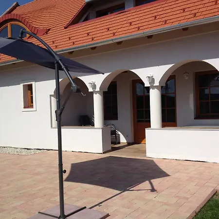 Gyuemoelcsoeskert Vendeghaz Διαμέρισμα Zánka